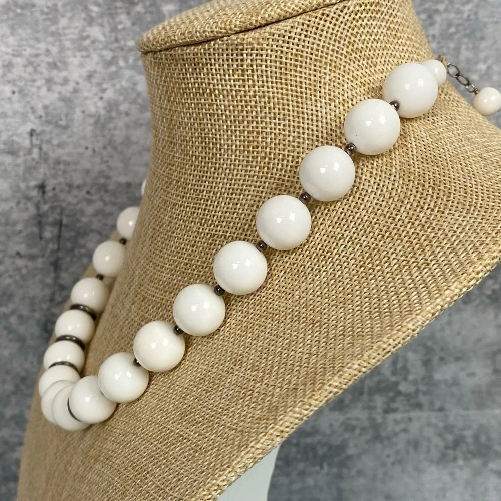 Vintage white bead necklace on sterling silver chain - Picture 4 of 7